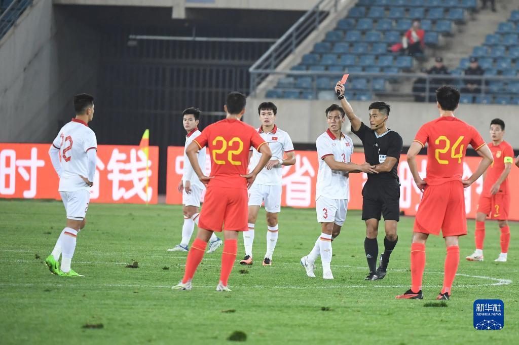 越南代表团在国际足球赛事中展现实力