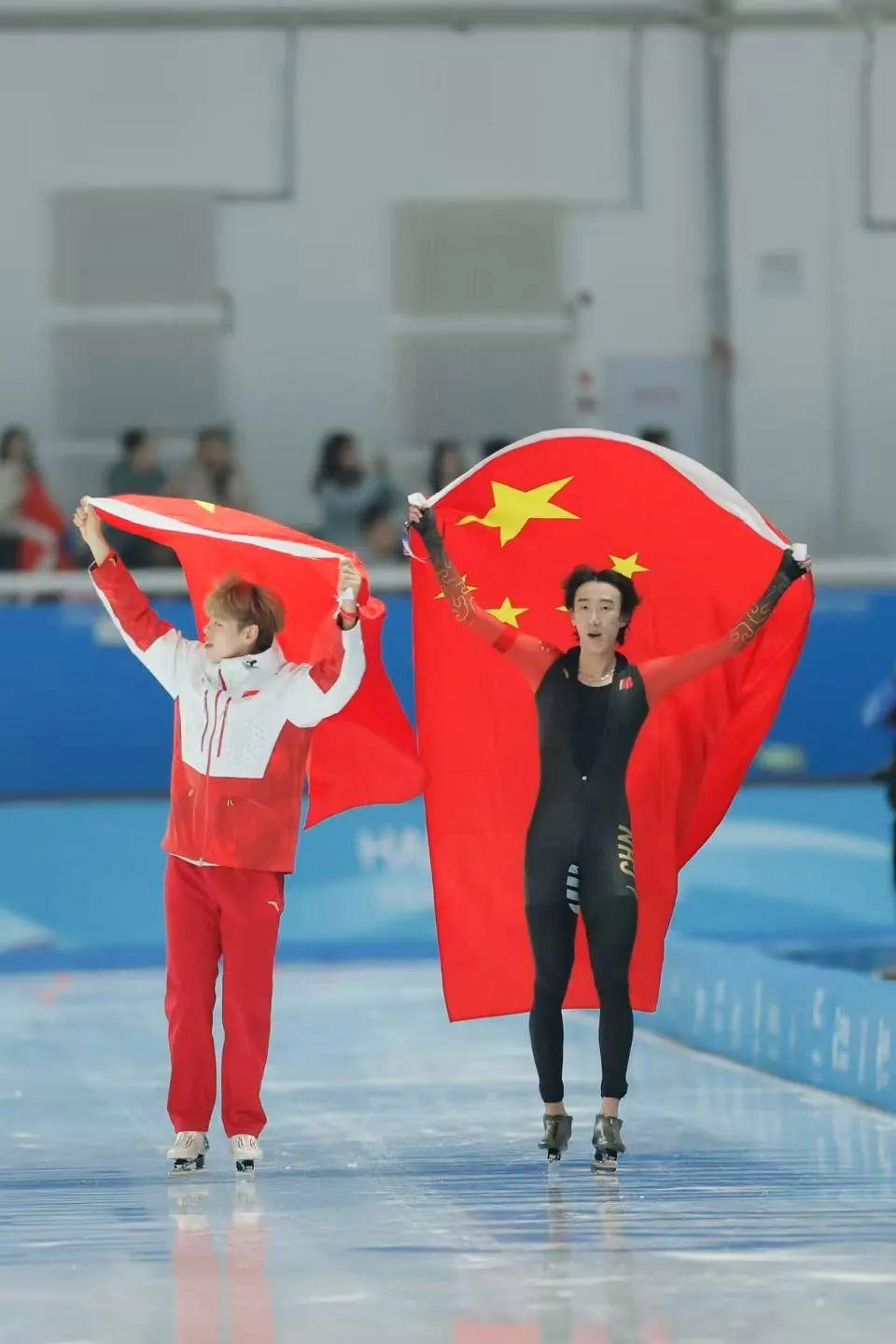 包含速度滑冰项目中国选手英姿飒爽获得冠军的词条