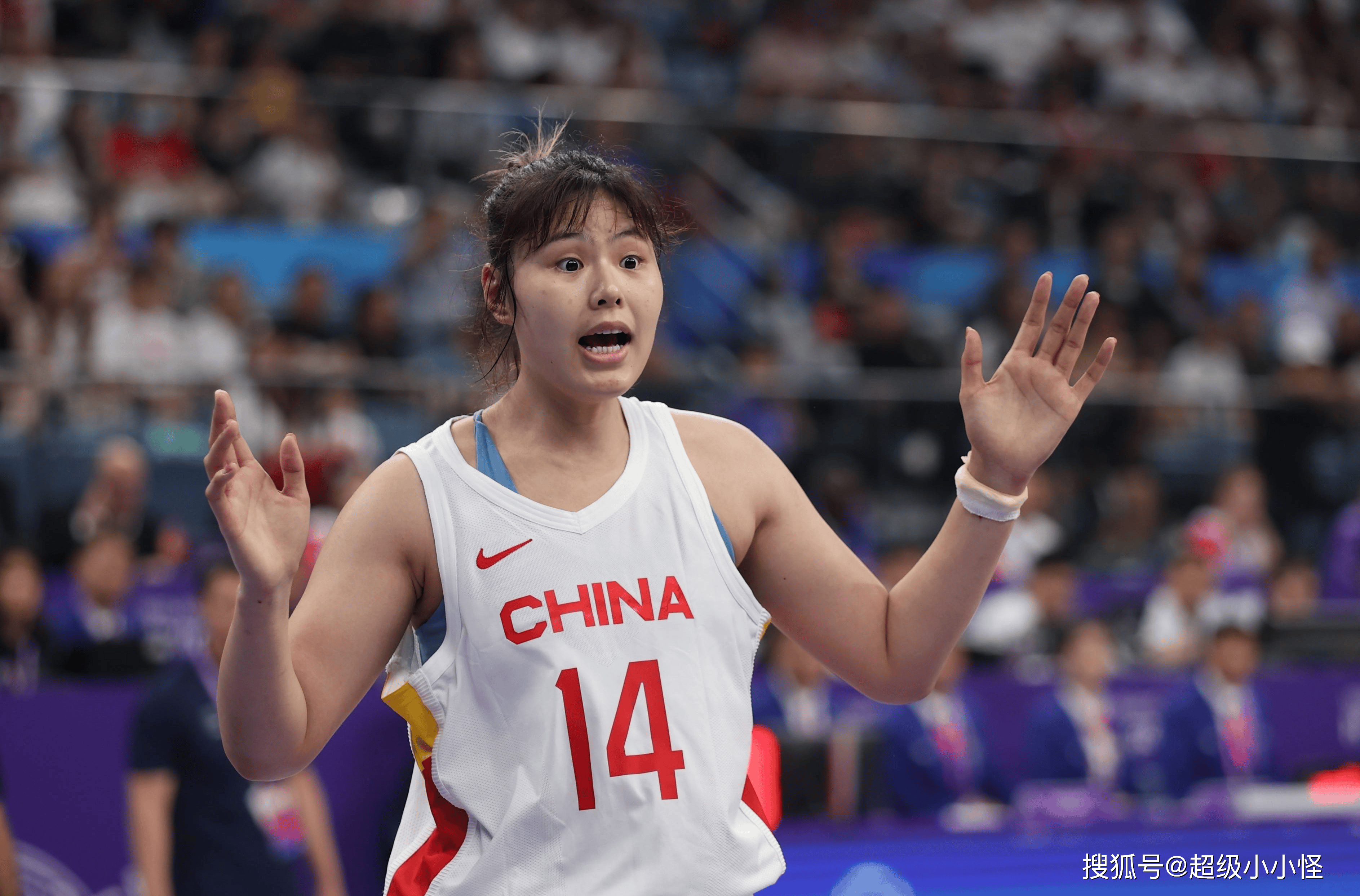 开云体育中国-新一轮篮球赛事掀起轩然大波，球员表现抢眼