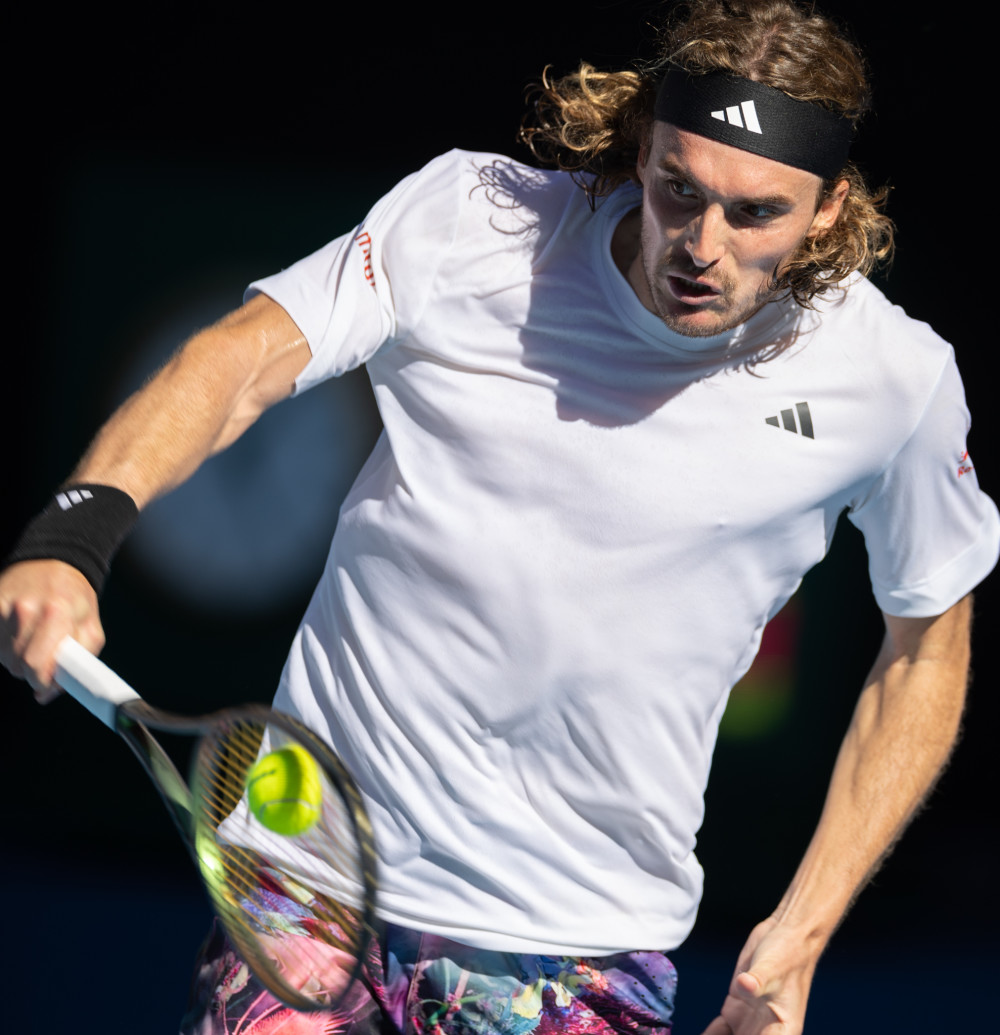 法国网球队爆冷世界网球队，西西帕斯完成帽子戏法