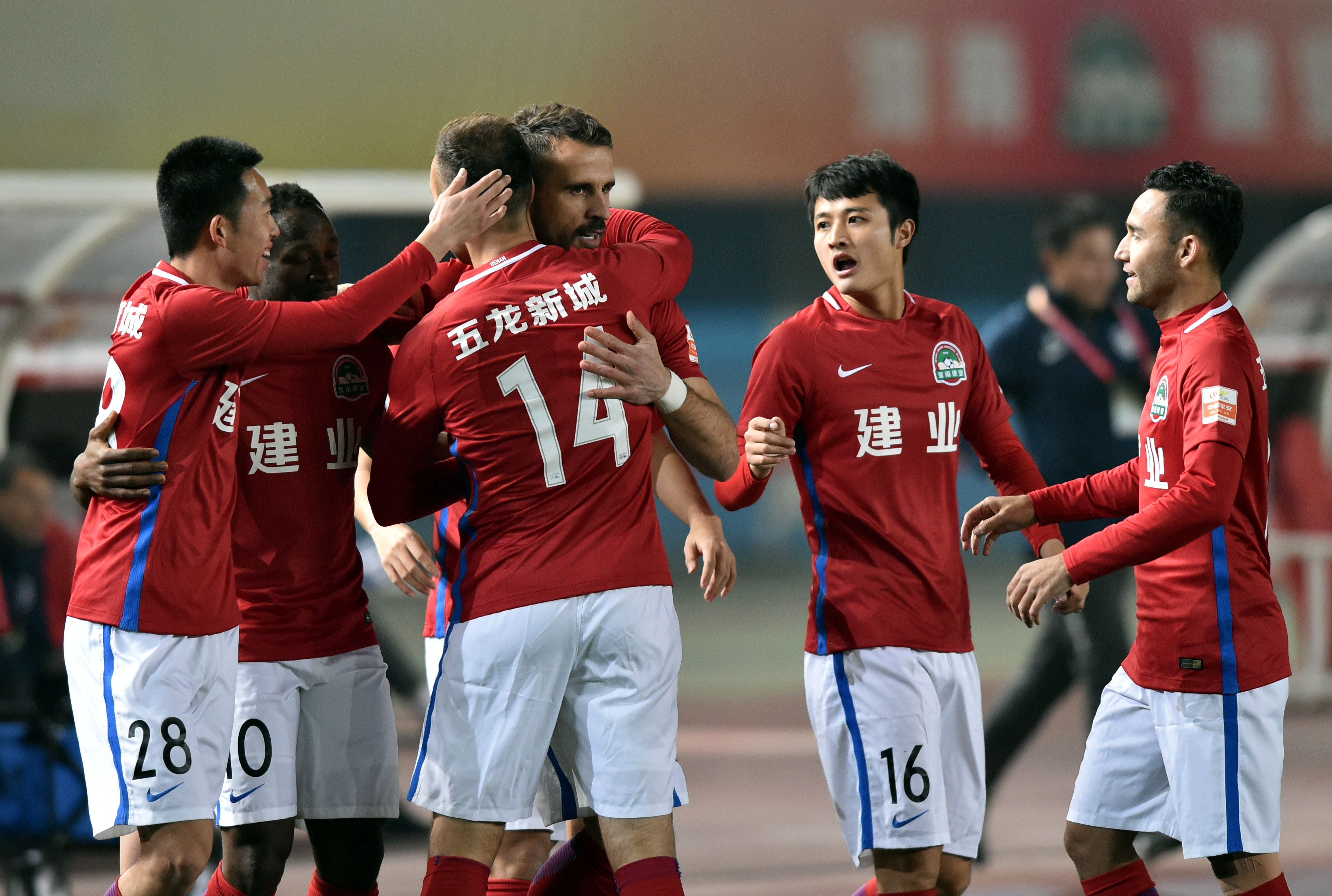 河南建业逼平广州恒大，表现出色