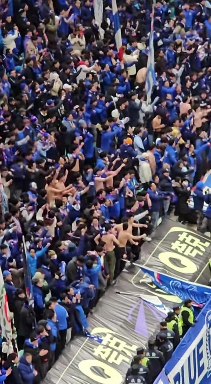 冠军联赛热闹进行，球迷热情高涨